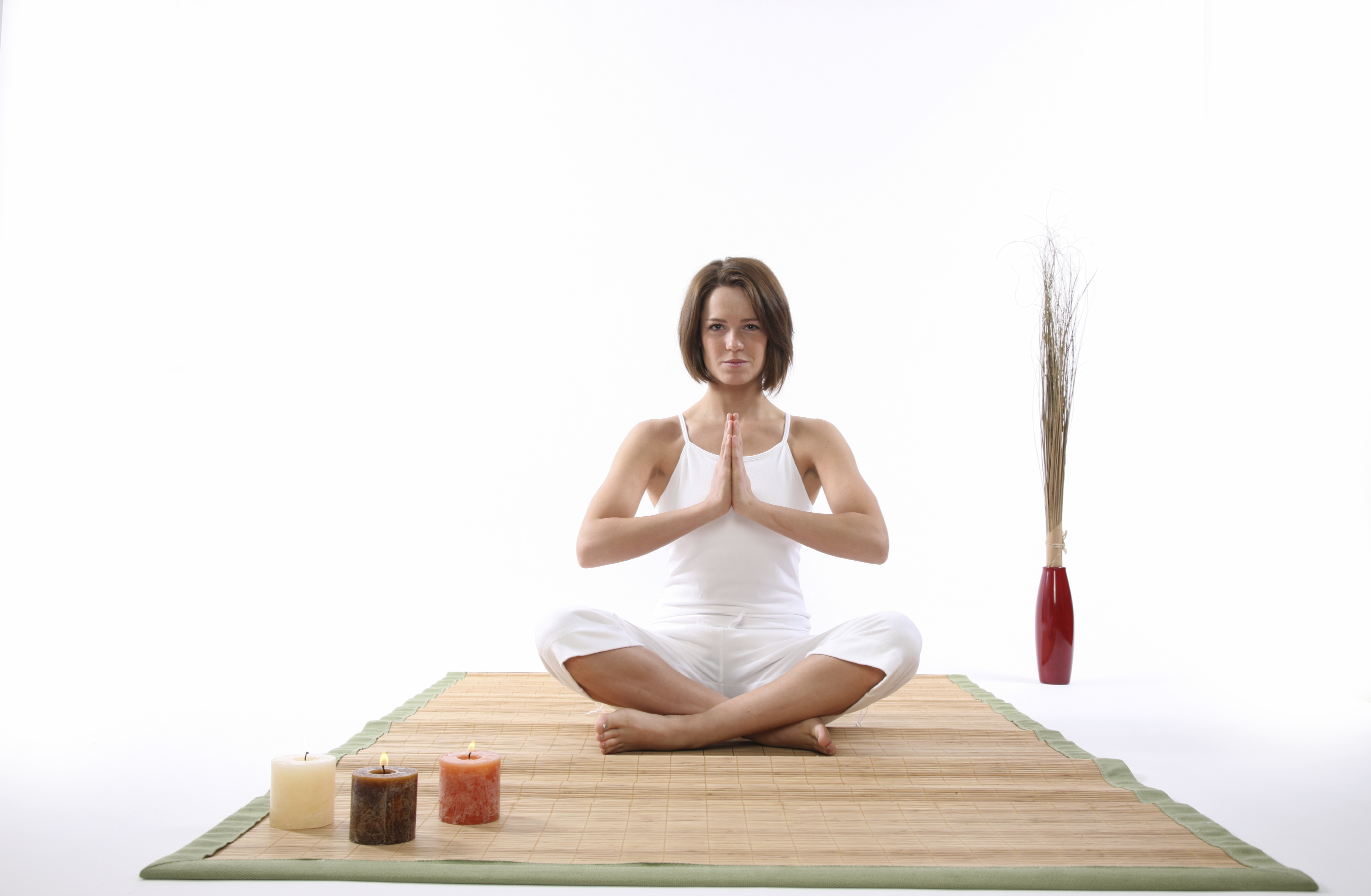 Процесс медитации. Йога медитация. Девушка медитирует. Медитация на одной ноге. Девушка йога.